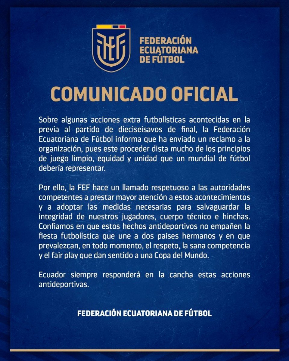 DiarioOle's tweet photo. 🚨🇪🇨 ECUADOR SE QUEJÓ FORMALMENTE ANTE LA FIFA POR LO QUE PASÓ ANOCHE 🇲🇽

Hinchas mexicanos se acercaron al hotel donde se hospedaba la selección ecuatoriana y, durante toda la noche previa al partido, estuvieron haciendo ruidos molestos; para evitar que los jugadores rivales pudieran descansar.