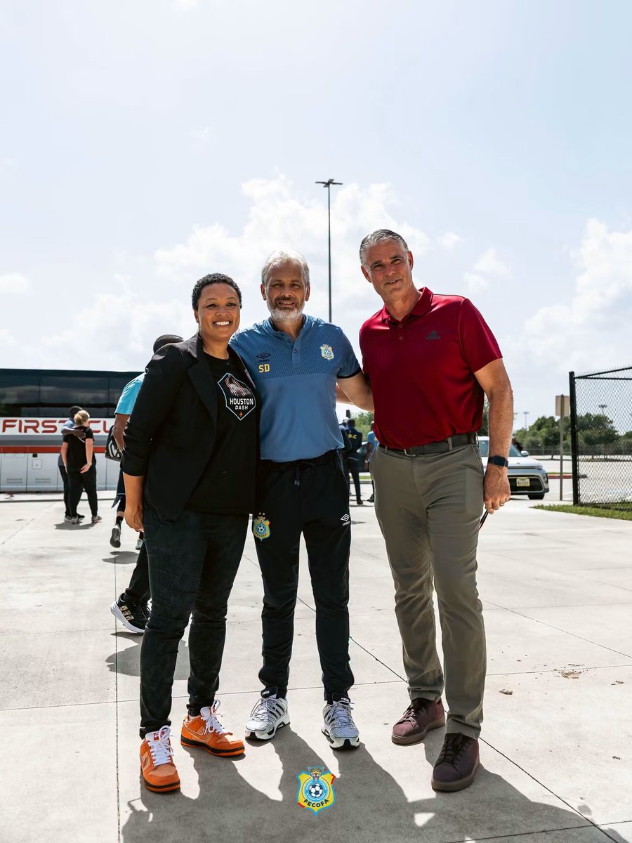 Zoom_eco's tweet photo. #Mondial2026: Après leur qualification historique pour les 16es de finale, les Léopards ont reçu un accueil chaleureux à Houston. Le rappeur américain Trae Tha Truth leur a offert un équipement audio portable, tandis que le comité d’accueil des disciplines sportives de Houston leur a remis des maillots de clubs locaux, en hommage à leur parcours. | via @Zoom_eco