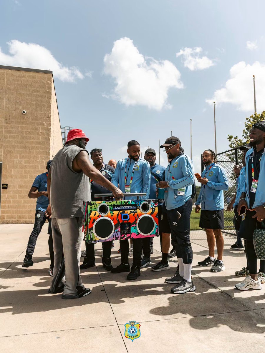 Zoom_eco's tweet photo. #Mondial2026: Après leur qualification historique pour les 16es de finale, les Léopards ont reçu un accueil chaleureux à Houston. Le rappeur américain Trae Tha Truth leur a offert un équipement audio portable, tandis que le comité d’accueil des disciplines sportives de Houston leur a remis des maillots de clubs locaux, en hommage à leur parcours. | via @Zoom_eco