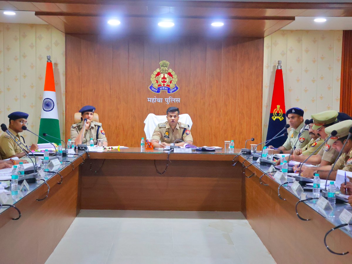 mahobapolice's tweet photo. ‼️पुलिस अधीक्षक महोबा श्री शशांक सिंह @shashsinghips की अध्यक्षता में मासिक सैनिक सम्मेलन व अपराध समीक्षा गोष्ठी सम्पन्न...‼️

🔸सैनिक सम्मेलन में पुलिस कर्मियों की समस्याओं का अनुश्रवण कर संबंधित को निस्तारण के निर्देश दिए गए।
🔸 तत्पश्चात आयोजित मासिक अपराध समीक्षा गोष्ठी में ई-समन की प्रगति, गुमशुदा एवं अपहृत व्यक्तियों की बरामदगी, 60 एवं 90 दिवस से लंबित विवेचनाओं, IGRS तथा लंबित प्रार्थना पत्रों की विस्तृत समीक्षा की गई। 
🔸 चुनावी वर्ष के दृष्टिगत विशेष सतर्कता बरतते हुए अपराधियों पर प्रभावी अंकुश लगाने, अपराधियों के विरुद्ध निरोधात्मक कार्रवाई, महिला उत्पीड़न के मामलों में त्वरित कार्रवाई ग्रामीण क्षेत्रों में लगातार भ्रमणशील रहकर जनसंवाद बनाए रखने के निर्देश दिए गए।  
🔻 साथ ही सभी राजपत्रित अधिकारियों को अधीनस्थों के कार्यों की नियमित समीक्षा कर जवाबदेही सुनिश्चित करने के लिए निर्देशित किया गया।

#UPPolice #MahobaPolice