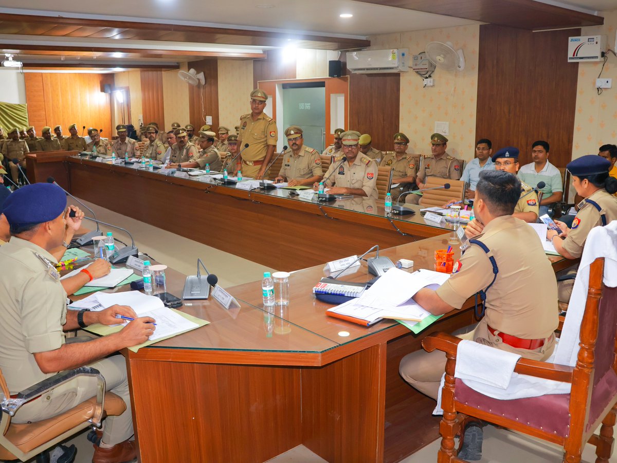 mahobapolice's tweet photo. ‼️पुलिस अधीक्षक महोबा श्री शशांक सिंह @shashsinghips की अध्यक्षता में मासिक सैनिक सम्मेलन व अपराध समीक्षा गोष्ठी सम्पन्न...‼️

🔸सैनिक सम्मेलन में पुलिस कर्मियों की समस्याओं का अनुश्रवण कर संबंधित को निस्तारण के निर्देश दिए गए।
🔸 तत्पश्चात आयोजित मासिक अपराध समीक्षा गोष्ठी में ई-समन की प्रगति, गुमशुदा एवं अपहृत व्यक्तियों की बरामदगी, 60 एवं 90 दिवस से लंबित विवेचनाओं, IGRS तथा लंबित प्रार्थना पत्रों की विस्तृत समीक्षा की गई। 
🔸 चुनावी वर्ष के दृष्टिगत विशेष सतर्कता बरतते हुए अपराधियों पर प्रभावी अंकुश लगाने, अपराधियों के विरुद्ध निरोधात्मक कार्रवाई, महिला उत्पीड़न के मामलों में त्वरित कार्रवाई ग्रामीण क्षेत्रों में लगातार भ्रमणशील रहकर जनसंवाद बनाए रखने के निर्देश दिए गए।  
🔻 साथ ही सभी राजपत्रित अधिकारियों को अधीनस्थों के कार्यों की नियमित समीक्षा कर जवाबदेही सुनिश्चित करने के लिए निर्देशित किया गया।

#UPPolice #MahobaPolice