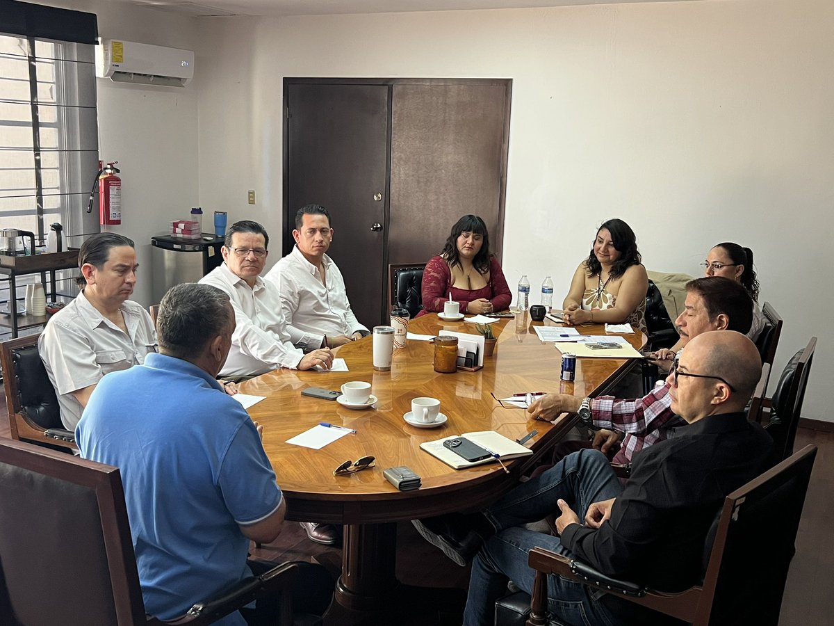 cedhsonora's tweet photo. El presidente de la CEDH Sonora, Lic. Cervando Flores Castelo, acompañado por personal de la Comisión, recibió la visita de Héctor Careaga y Leopoldo Martínez, del área jurídica de Agua de Hermosillo, con el propósito de fortalecer la coordinación entre ambas instituciones.

Este acercamiento permitirá contar con un canal de comunicación directo para dar seguimiento más ágil a los asuntos relacionados con el servicio de agua potable que sean presentados por la ciudadanía ante la Comisión, favoreciendo una atención oportuna y la búsqueda de soluciones cuando sea posible.

La colaboración entre instituciones fortalece la atención a la ciudadanía y contribuye a una respuesta más ágil y eficiente.