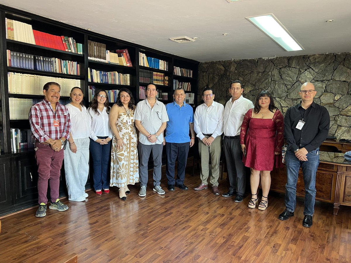 cedhsonora's tweet photo. El presidente de la CEDH Sonora, Lic. Cervando Flores Castelo, acompañado por personal de la Comisión, recibió la visita de Héctor Careaga y Leopoldo Martínez, del área jurídica de Agua de Hermosillo, con el propósito de fortalecer la coordinación entre ambas instituciones.

Este acercamiento permitirá contar con un canal de comunicación directo para dar seguimiento más ágil a los asuntos relacionados con el servicio de agua potable que sean presentados por la ciudadanía ante la Comisión, favoreciendo una atención oportuna y la búsqueda de soluciones cuando sea posible.

La colaboración entre instituciones fortalece la atención a la ciudadanía y contribuye a una respuesta más ágil y eficiente.