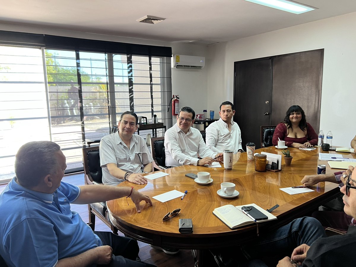 cedhsonora's tweet photo. El presidente de la CEDH Sonora, Lic. Cervando Flores Castelo, acompañado por personal de la Comisión, recibió la visita de Héctor Careaga y Leopoldo Martínez, del área jurídica de Agua de Hermosillo, con el propósito de fortalecer la coordinación entre ambas instituciones.

Este acercamiento permitirá contar con un canal de comunicación directo para dar seguimiento más ágil a los asuntos relacionados con el servicio de agua potable que sean presentados por la ciudadanía ante la Comisión, favoreciendo una atención oportuna y la búsqueda de soluciones cuando sea posible.

La colaboración entre instituciones fortalece la atención a la ciudadanía y contribuye a una respuesta más ágil y eficiente.