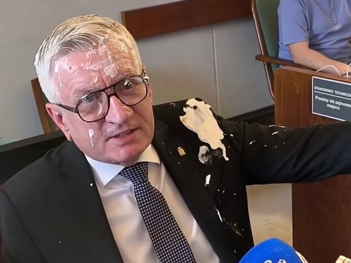 poznan_moment's tweet photo. Jacek Jaśkowiak zeznał na policji, że tort zniszczył mu garnitur za 4000€ Dlaczego nie widzę takiego kosztownego garnituru w oświadczeniu majątkowym (obowiązek przy wartości powyżej 10k), był wypożyczony? 😏 https://t.co/LD3NHPE0Me