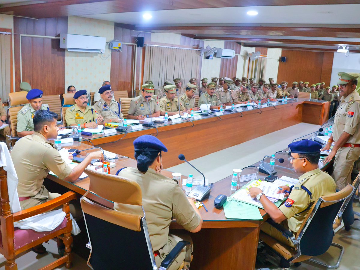 mahobapolice's tweet photo. ‼️पुलिस अधीक्षक महोबा श्री शशांक सिंह @shashsinghips की अध्यक्षता में मासिक सैनिक सम्मेलन व अपराध समीक्षा गोष्ठी सम्पन्न...‼️

🔸सैनिक सम्मेलन में पुलिस कर्मियों की समस्याओं का अनुश्रवण कर संबंधित को निस्तारण के निर्देश दिए गए।
🔸 तत्पश्चात आयोजित मासिक अपराध समीक्षा गोष्ठी में ई-समन की प्रगति, गुमशुदा एवं अपहृत व्यक्तियों की बरामदगी, 60 एवं 90 दिवस से लंबित विवेचनाओं, IGRS तथा लंबित प्रार्थना पत्रों की विस्तृत समीक्षा की गई। 
🔸 चुनावी वर्ष के दृष्टिगत विशेष सतर्कता बरतते हुए अपराधियों पर प्रभावी अंकुश लगाने, अपराधियों के विरुद्ध निरोधात्मक कार्रवाई, महिला उत्पीड़न के मामलों में त्वरित कार्रवाई ग्रामीण क्षेत्रों में लगातार भ्रमणशील रहकर जनसंवाद बनाए रखने के निर्देश दिए गए।  
🔻 साथ ही सभी राजपत्रित अधिकारियों को अधीनस्थों के कार्यों की नियमित समीक्षा कर जवाबदेही सुनिश्चित करने के लिए निर्देशित किया गया।

#UPPolice #MahobaPolice