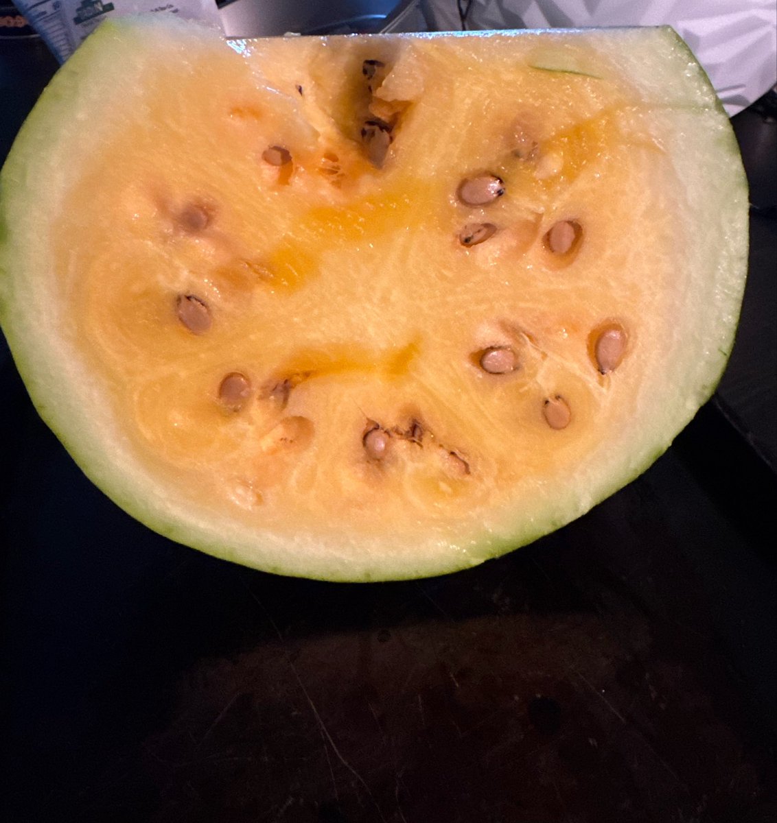 soupsdiary_'s tweet photo. cut my watermelon today, WHY THE FUCK IS IT YELLOWISH/ORANGISH??? https://t.co/qcu2WaAuFR