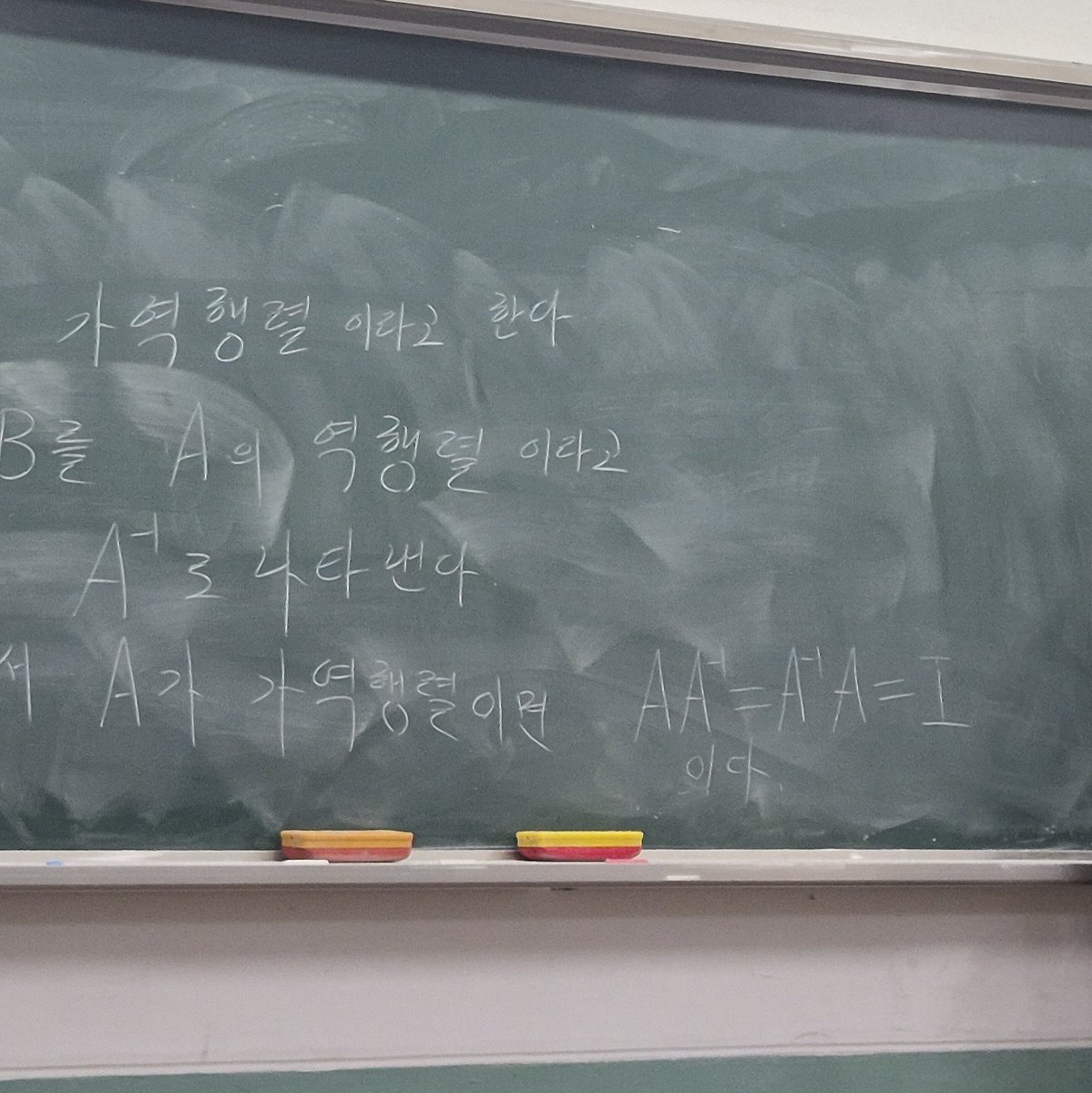 youngbea_0's tweet photo. 대학교 
하고 싶었던 법학을 교양으로도 듣고
장학금 전액 면제로
잘 다니고 있습니다 히히 https://t.co/a7Ipx50fsl