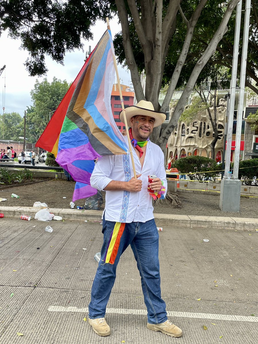 DoradoXChido's tweet photo. Porque nadie nos va a decir cómo marchar ni cómo nombrarnos, que nadie nos diga cómo vestirnos ni de que forma comportarnos!
¡Que viva la diversidad!
¡Que viva la libertad de ser quien uno es!

#BrindoPorEso!
#NuevaFotoDePerfil https://t.co/KDKb3hYkdE