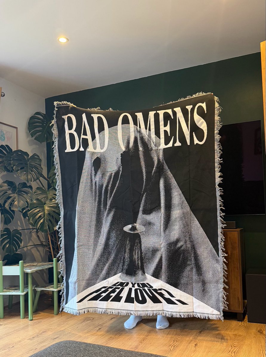 Lalaabug's tweet photo. Bad omens blanket came and it’s BEAUTIFUL 🙌🏼 https://t.co/WVYneH1zVb