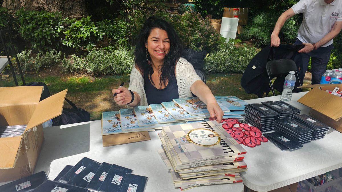 hari_neo21's tweet photo. Book signings for 'The Gift of Chess' with 140 wonderful children in sunny London. ☀️♟️ Giant chess, tournaments, a games simul &amp; story time. Another glorious event with @schoolschess  🇬🇧 Day 1 ✔️ https://t.co/LGVIRkzJu0