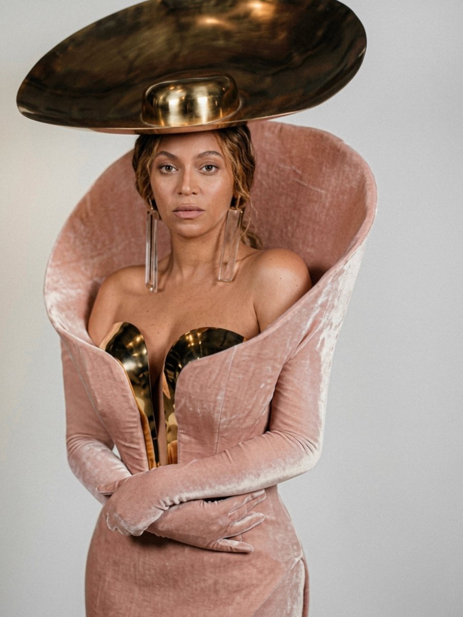 poisonhoneybee_'s tweet photo. Beyoncé for the Renaissance World Tour book. 4K https://t.co/X1jI05DFPY