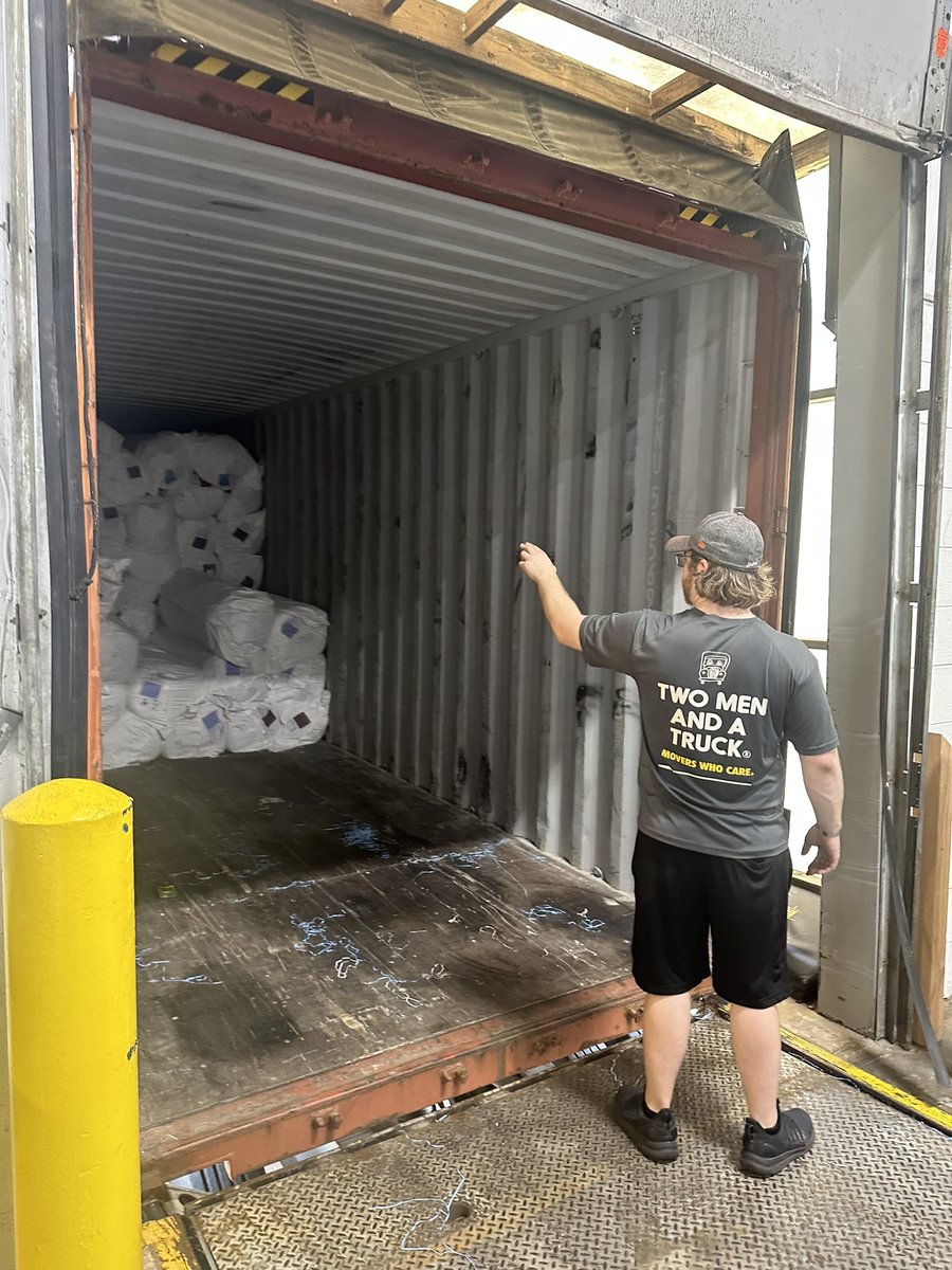 TwoMenBoston's tweet photo. Sometimes you just need the muscle! 💪 Today, we had the pleasure of coming alongside Fleece &amp; Thank You to provide manpower to unload some new material for future blankets and smiles. Thank you, Fleece &amp; Thank You for everything you do for kids experiencing a hospital stay,... https://t.co/JYsXkePr4Y