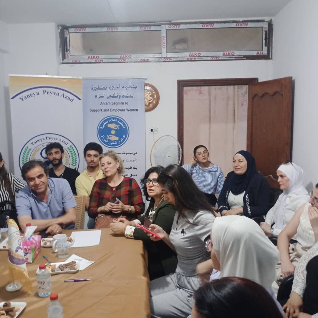 NetWelateme's tweet photo. دورة تدريبية مشتركة حول فن الإتيكيت والبروتوكول الدبلوماسي في قامشلو

نظّم مكتب منتدى الكلمة الحرة، بالتعاون مع منظمة أحلام صغيرة، دورة تدريبية بعنوان “فن الإتيكيت والبروتوكول الدبلوماسي”، وذلك في مقر المنتدى بمدينة قامشلو، بإشراف المدرب الدولي عبد الرحيم مقصود.
وشهدت الدورة مشاركة 30 ناشطة وناشطًا، حيث تناولت محاور متعددة تتعلق بقواعد الإتيكيت وفنون التعامل الرسمي، وأسس البروتوكول الدبلوماسي، وآداب التواصل، وآليات بناء العلاقات المهنية، بما يسهم في تطوير المهارات الشخصية والاجتماعية للمشاركين.
وتأتي هذه الدورة في إطار حرص منتدى الكلمة الحرة ومنظمة أحلام صغيرة على تنظيم برامج تدريبية نوعية تسهم في تنمية قدرات الشباب والناشطين، وتعزز ثقافة الحوار والتواصل وفق المعايير المهنية والدبلوماسية.

https://t.co/HC0rGKNMAk