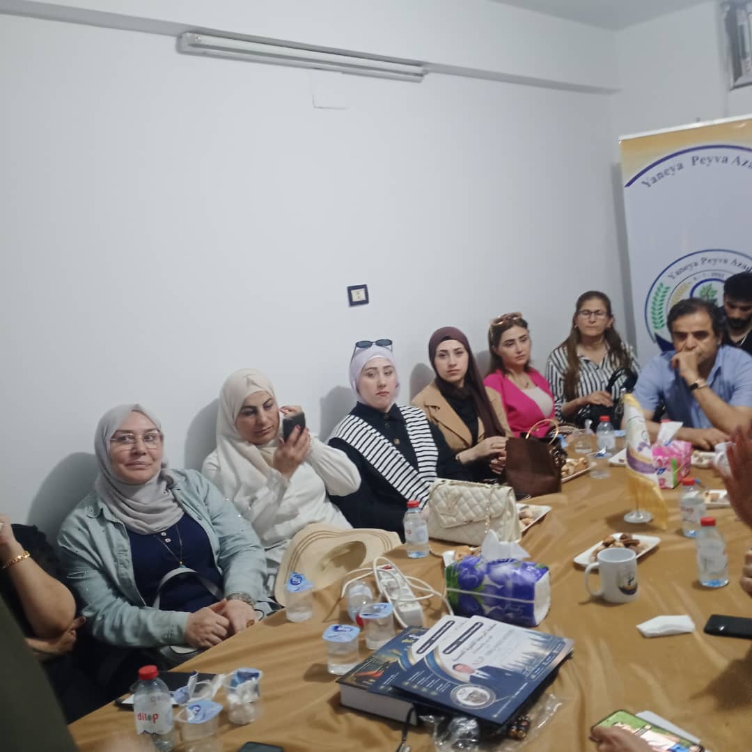 NetWelateme's tweet photo. دورة تدريبية مشتركة حول فن الإتيكيت والبروتوكول الدبلوماسي في قامشلو

نظّم مكتب منتدى الكلمة الحرة، بالتعاون مع منظمة أحلام صغيرة، دورة تدريبية بعنوان “فن الإتيكيت والبروتوكول الدبلوماسي”، وذلك في مقر المنتدى بمدينة قامشلو، بإشراف المدرب الدولي عبد الرحيم مقصود.
وشهدت الدورة مشاركة 30 ناشطة وناشطًا، حيث تناولت محاور متعددة تتعلق بقواعد الإتيكيت وفنون التعامل الرسمي، وأسس البروتوكول الدبلوماسي، وآداب التواصل، وآليات بناء العلاقات المهنية، بما يسهم في تطوير المهارات الشخصية والاجتماعية للمشاركين.
وتأتي هذه الدورة في إطار حرص منتدى الكلمة الحرة ومنظمة أحلام صغيرة على تنظيم برامج تدريبية نوعية تسهم في تنمية قدرات الشباب والناشطين، وتعزز ثقافة الحوار والتواصل وفق المعايير المهنية والدبلوماسية.

https://t.co/HC0rGKNMAk