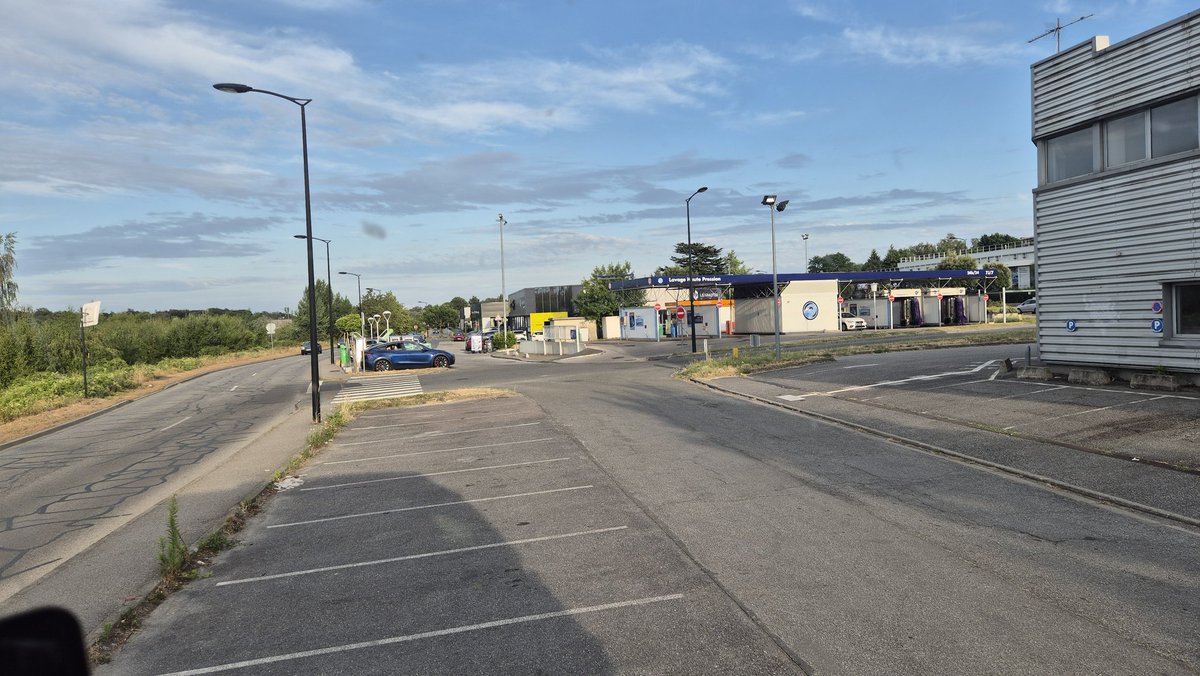 Tom2Toulon's tweet photo. Moins de 10 min d'ampli à cause d'une c*nne en SUV. Sur un parking de magasin, je serai parti avant l'ouverture et puis ils ont pas précisé parking vl ou pl hein 😅
Pour la secu à côté d'une route très fréquentée raison pour laquelle j'ai cassé mon ensemble et limité le bruit !! https://t.co/oVWZznMJ13