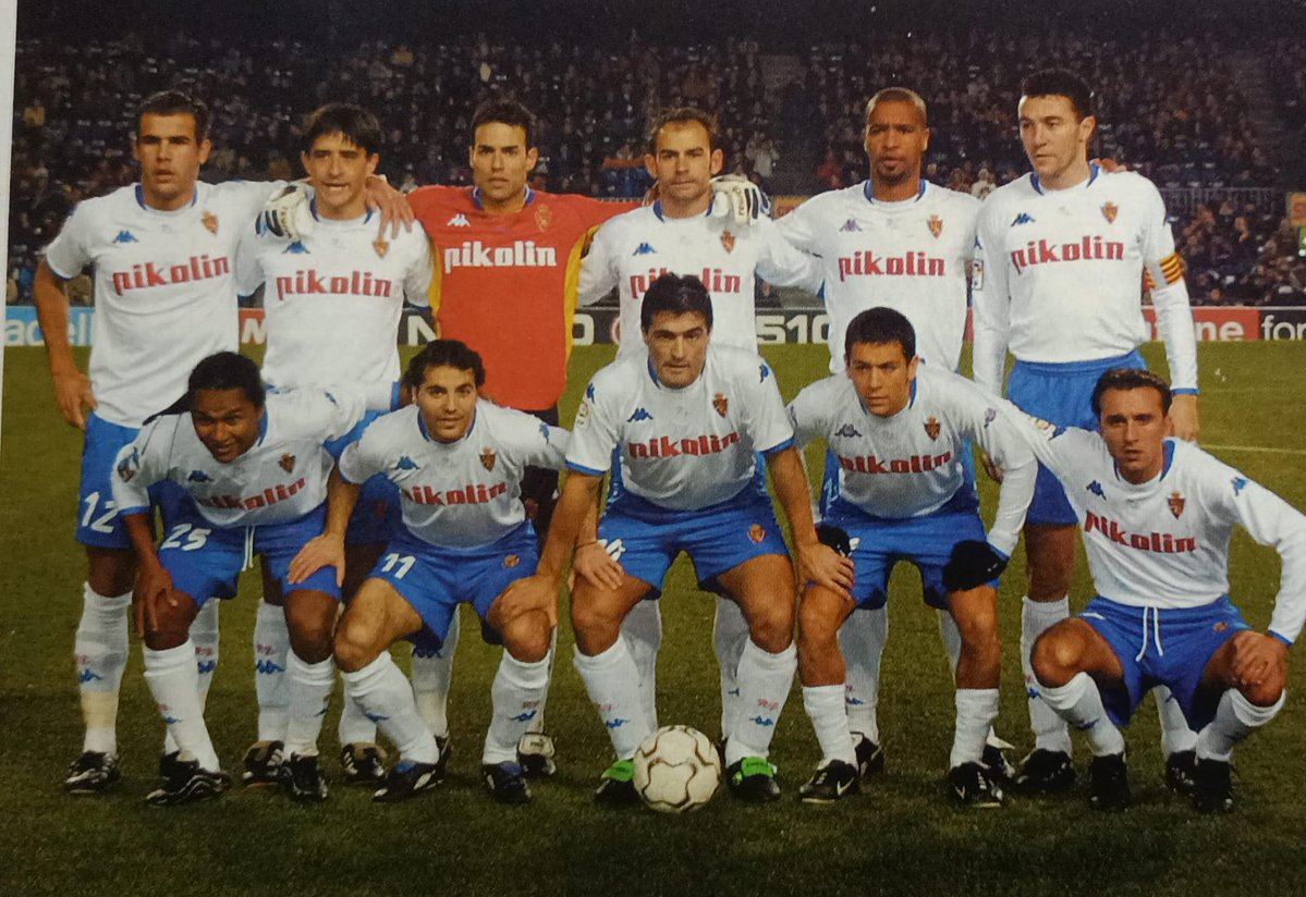 FutbolCarroza's tweet photo. 📸 Real Zaragoza 01/02.

👥 Bilic, Pablo, Láinez, Paco Jémez, Chainho y Aguado (arriba). Esquerdinha, Vellisca, 'Toro' Acuña, Galletti y Juanele (abajo).

📋 Entrenadores: Txetxu Rojo, Luis Costa y Marcos Alonso.
🥇 1ª División.
🔻 Puesto 20. https://t.co/ZFOZxky8cx