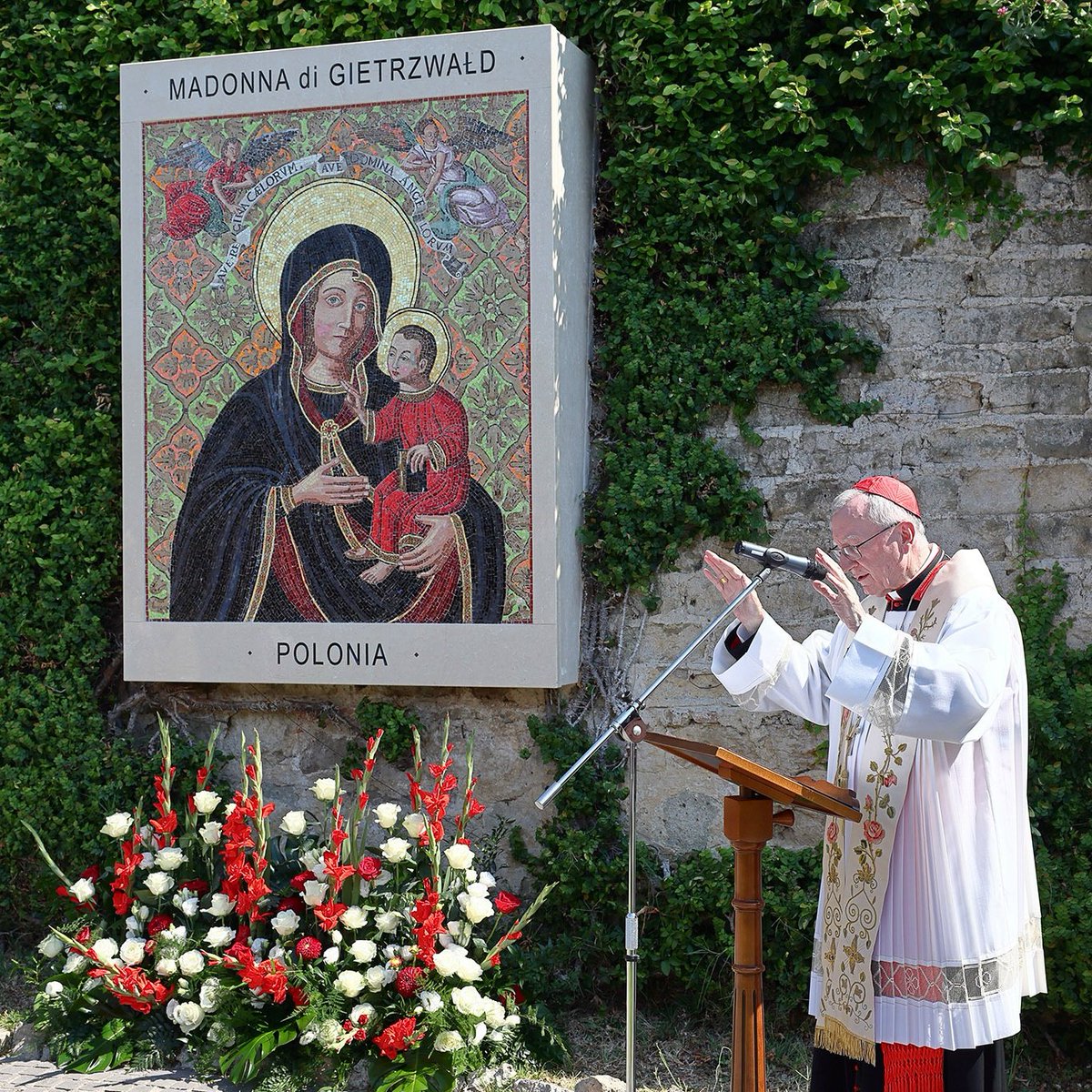 BoguckiZbigniew's tweet photo. Mozaika Matki Bożej Gietrzwałdzkiej odsłonięta w Ogrodach Watykańskich. To wyjątkowy moment dla polskiego Kościoła i naszej narodowej pamięci. Mozaikę poświęcił sekretarz stanu Stolicy Apostolskiej kard. Pietro Parolin. W uroczystości uczestniczyli także przewodniczący Konferencji Episkopatu Polski abp Tadeusz Wojda, metropolita warmiński abp Józef Górzyński oraz metropolita warszawski abp Adrian Galbas.

W imieniu Prezydenta Rzeczypospolitej Polskiej Karola Nawrockiego miałem zaszczyt odczytać list skierowany do organizatorów i uczestników uroczystości.

Prezydent RP przypomniał, że objawienia gietrzwałdzkie z 1877 roku miały nie tylko wymiar duchowy, ale również patriotyczny. Maryja przemówiła do dzieci w języku polskim – w czasie, gdy język polski był na tych ziemiach zakazany przez władze zaboru pruskiego.

„Ten słynący cudami obraz przypomina o uznanych przez Kościół objawieniach maryjnych z 1877 roku, a także o tożsamości i posłannictwie narodu polskiego oraz o historii heroicznego oporu naszych przodków wobec wrogich działań Rosji i Prus”.

W liście Prezydent podkreślił także aktualność gietrzwałdzkiego przesłania:

„Słowa Maryi nie utraciły swej wymowy. W dobie otwarcia na świat (...) nadal są one wezwaniem do troski o zachowanie polskiego ducha w myśleniu i działaniu, polskiej kultury i polskiej tożsamości narodowej”.

W czasie uroczystości obecny był również Ambasador RP przy Stolicy Apostolskiej Adam Kwiatkowski. Mozaika została wykonana w pracowni w Castel Gandolfo. Wszystkie jej kamyki były cięte ręcznie.

Niech Matka Boża Gietrzwałdzka ma w swojej opiece Ojca Świętego, Kościół powszechny i Polskę.
