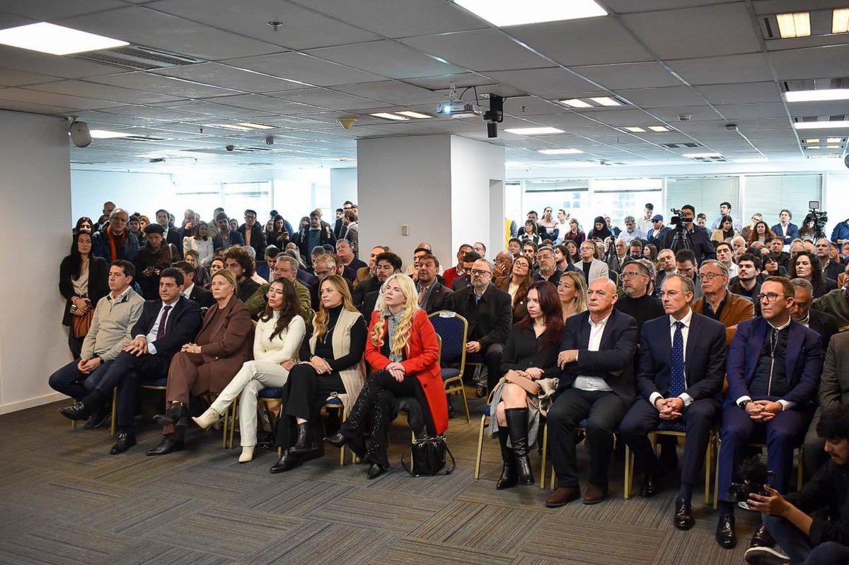 TeresitaMadera's tweet photo. Minería sustentable, basada en el consenso, capaz de generar fuentes de trabajo 💪🏼

Acompañamos al gobernador @QuintelaRicardo en la presentación del Plan Quinquenal Minero 2026-2030, realizada en la sede del @CFI_Argentina en la Ciudad de Buenos Aires. Una hoja de ruta que consolida a la minería como una política de Estado, con planificación, previsibilidad y una mirada de largo plazo para el desarrollo de La Rioja.

Creemos en una minería sustentable, construida con diálogo, participación y consenso, capaz de generar empleo, fortalecer a los proveedores locales y transformar el enorme potencial de nuestra provincia en más oportunidades para todas y todos los riojanos.