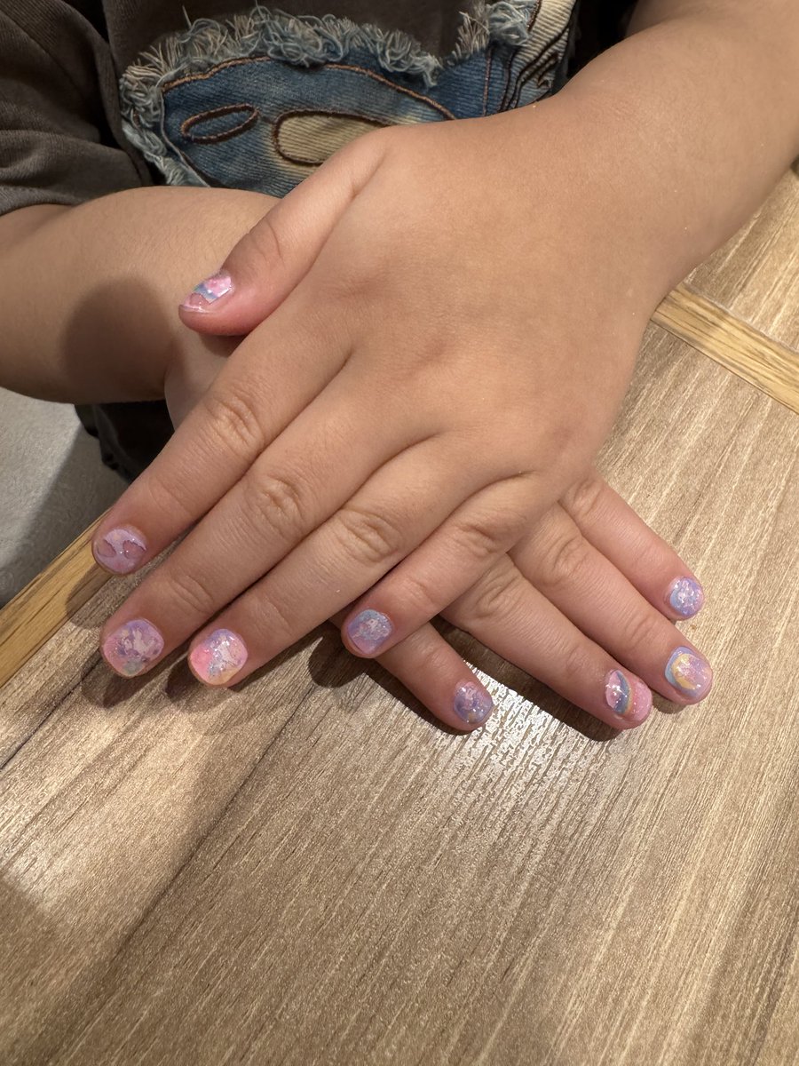 booonchi33's tweet photo. セリアで見つけたネイルシール💅
4歳娘にちょうど良くて可愛い🤍🤍🤍

お湯で洗うと剥がれるから助かる！
お風呂入るまでは取れずについてた💪 https://t.co/9aJyzYvzRz