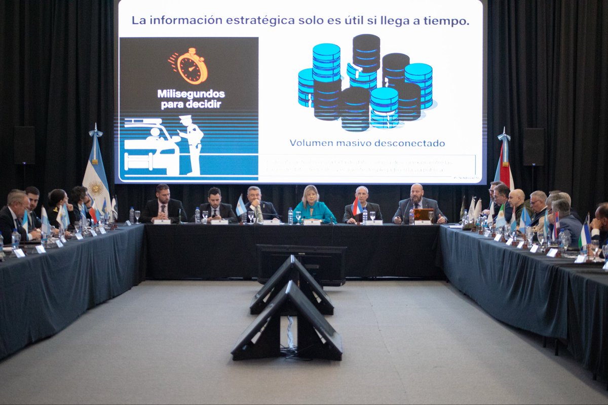 FerlautoMartin's tweet photo. Estuvimos en Paraná en una nueva reunión del Consejo de Seguridad Interior. Revisamos avances en ciberdelito, control de químicos que alimentan al narcotráfico e interoperabilidad de bases de datos entre jurisdicciones.

Coordinación con las provincias para ganarle al delito. https://t.co/bTj2Ieg4yq