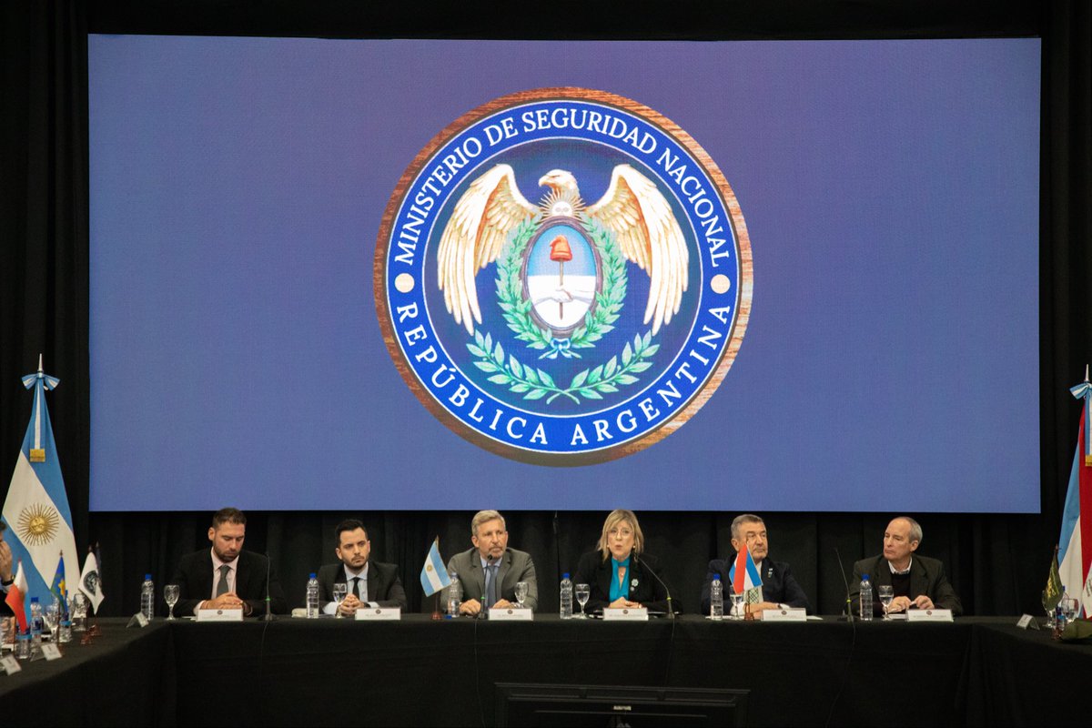 FerlautoMartin's tweet photo. Estuvimos en Paraná en una nueva reunión del Consejo de Seguridad Interior. Revisamos avances en ciberdelito, control de químicos que alimentan al narcotráfico e interoperabilidad de bases de datos entre jurisdicciones.

Coordinación con las provincias para ganarle al delito. https://t.co/bTj2Ieg4yq