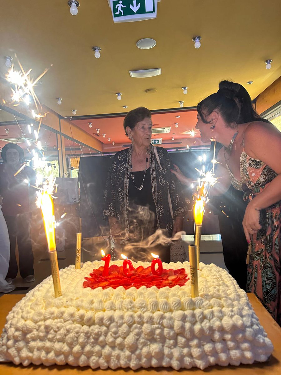 Gironanoticies's tweet photo. Figueres homenatja Matilde Villar pels seus 100 anys, un segle de vida envoltada d'amor, família i records inoblidables  https://t.co/Bu68hGbG7J

La centenària va rebre una placa de  l'alcalde Jordi Masquef i una emotiva felicitació en vídeo de Los del  Río, els artistes que va conèixer al seu poble natal d'Écija #Figueres #AltEmpordà @ajfigueres  @jordimasquef  @LosDelRioMusic