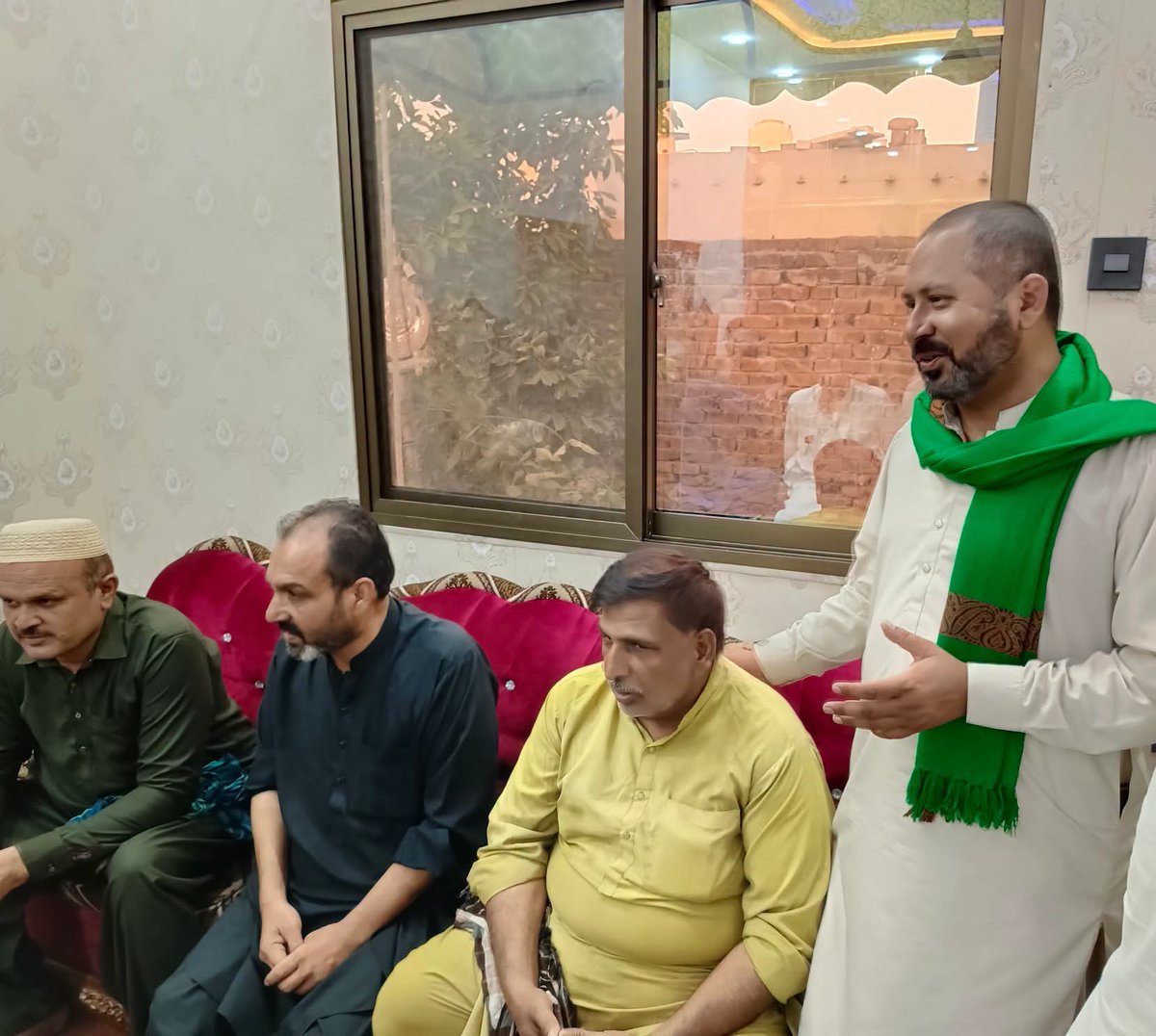 TeamZHQ's tweet photo. ملتان، محلہ ایمن آباد سوتری وٹ میں مخدوم زادہ زین حسین قریشی کی حاجی فخر عباس بھٹی اور دیگر سے ملاقات  مخدوم زادہ زین حسین قریشی نے محلہ ایمن آباد سوتری وٹ ملتان میں سابق کونسلر حاجی وزیر حسین، راؤ محسن، رانا رضوان ، زکی شاہ ،ملک مداح حسین، ملک اظہر عباس سے ملاقات ، https://t.co/lxn6m2rCmL