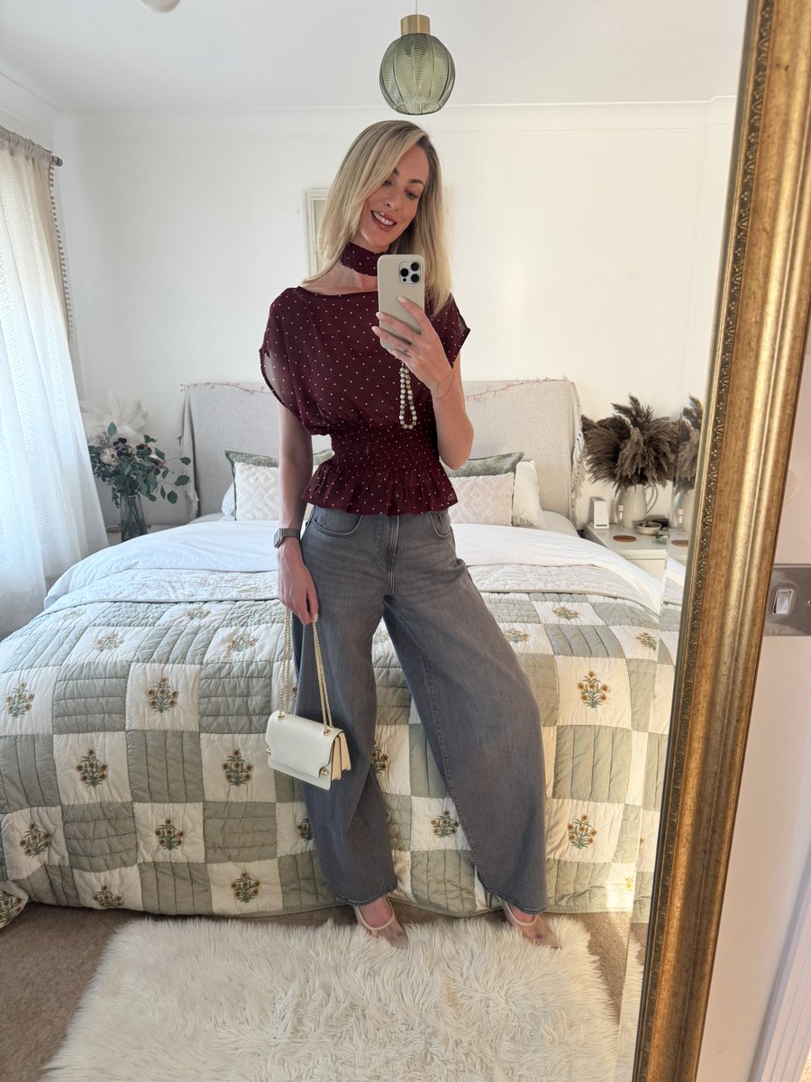 LucieTabitha's tweet photo. Skinny jeans or baggy? https://t.co/2WrwHwA04A