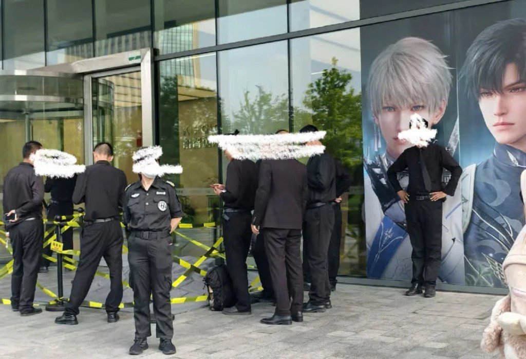 amenfandoms's tweet photo. For the past 48 hours
•cn girlies sent funeral wreaths & cow dun to developers building
•contacted Chinese government demanding "justice"
• proudly called other players "dark whores who love dirty smelly gay looking dogs"
• celebrated their win
#loveanddeepspace #valco https://t.co/MDpx4U6wjP
