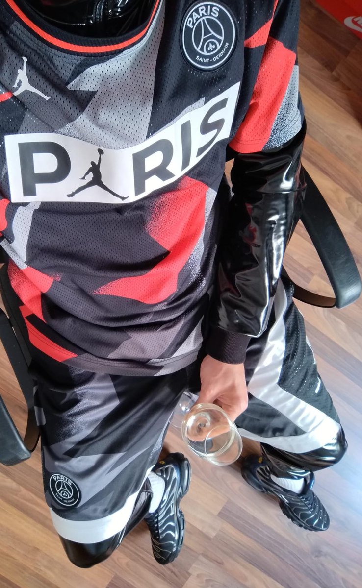 SkaterFozze's tweet photo. Hard day at work - really needed some stress relief:
#forcedintox - #gooning - #gear 🤯
@aasssoxx_pl overall & #jordanxpsg jersey kit - on feet of course #nikten 🤩
Yeaaaahhhh - Cheeeeers guys!
#skaterfozze #gaynike #goon #gooner #shiny #shinygear #psgxjordan #asox https://t.co/WmKwsWp2dO
