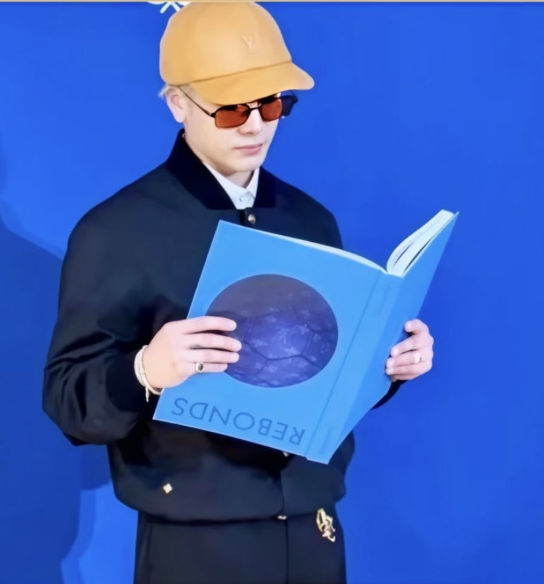 JenChaiw123's tweet photo. Jackson x LV Rebound 
Jackson with his humour 📖 

#JacksonWang 
#LouisVuittion 
#rebound https://t.co/XCG12zDXN7