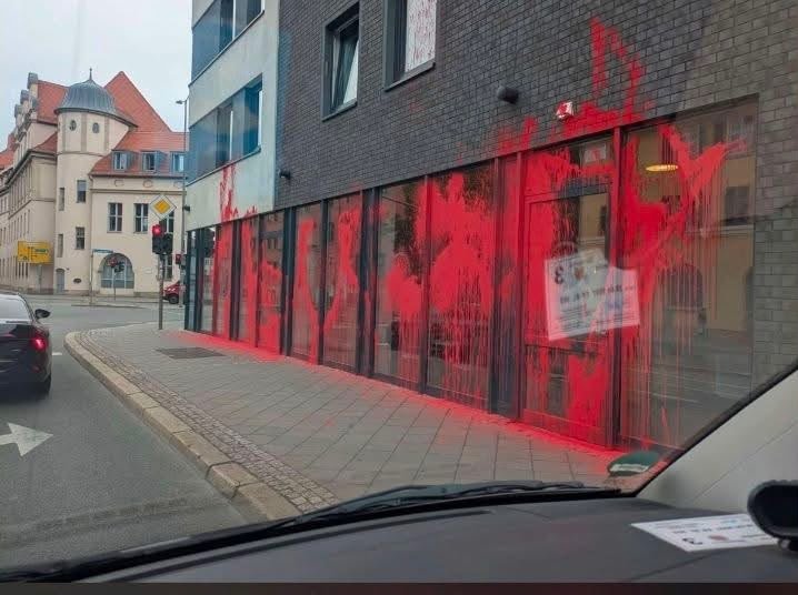 rebew_lexa's tweet photo. Linke und AntiFa in Erfurt machen das was sie am besten können. 
Zerstören, hassen und hetzen! https://t.co/NWR4qtnqj3