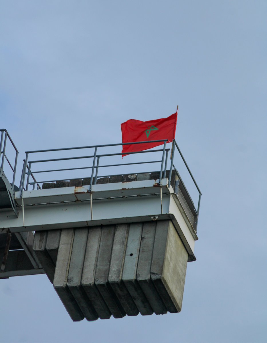MohaLaChevre's tweet photo. Ils ont accroché le drapeau du Maroc sur la grue mdrr https://t.co/88NDmc6AFz