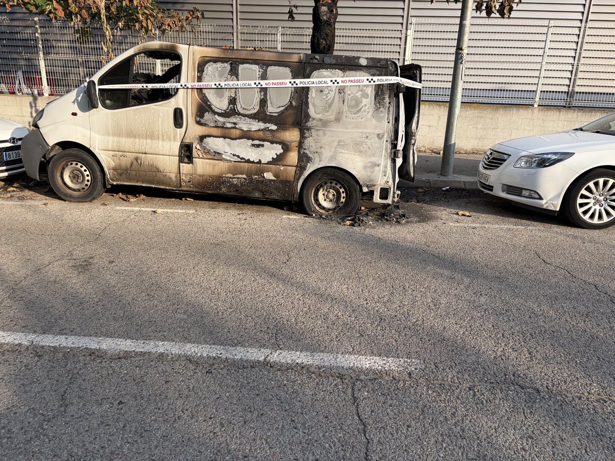 dabit23's tweet photo. @llsalellasvilar També exigim que retireu els vehicles abandonats,del carrer Alacant,per exemple que d’aquí dos dies semblarà Ucrania… pero aixó no interessa ja que interessa més “fotre” a qui sabeu que pagarà la multa….quin morro teniu! https://t.co/qWt7Csrl9x