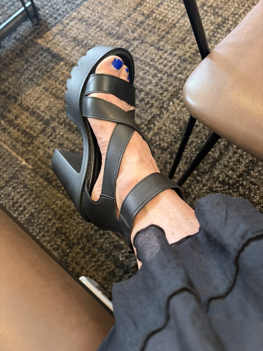 kat_morgan78147's tweet photo. #summervibes☀️ #sandals #prettytoes #prettynails #feet https://t.co/lEJqEOjcVO