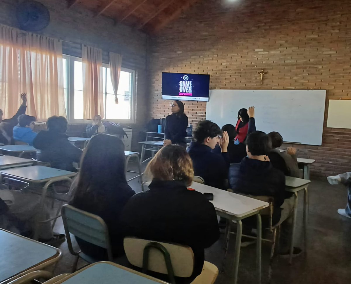 defensoriaPBA's tweet photo. 🤖 Continuamos brindando nuestro taller #GameOver 

✅ Estuvimos presentes en el Colegio del club Estudiantes de la Plata y en el San José Obrero, donde reflexionamos sobre el consumo digital, los juegos en línea y las apuestas on line. https://t.co/FDVg4RJp30