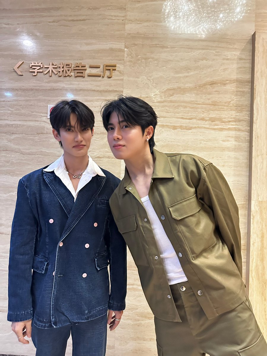Sixsuperstars's tweet photo. รางวัลคนนอนดึก ให้ทายว่าคนไหนงอนเก่งจนได้แชมป์โลก!?? #OhmFirst #OhmSarit #First_Chalongrat https://t.co/jomv3w2UYY