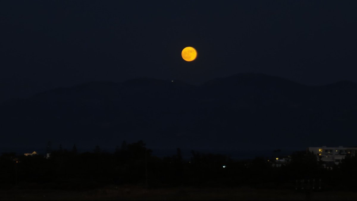 Pascalll110's tweet photo. Red moon today. https://t.co/Mb9E2YffjY