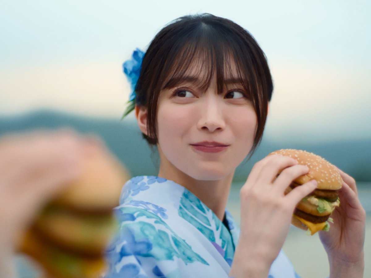 McDonaldsJapan's tweet photo. ビッグマック®「夏と前髪」篇

出演：森田ひかる(櫻坂46)/日和
楽曲：松本晃彦『Happy End』(映画『サマーウォーズ』より) https://t.co/mPG4w8hbZS