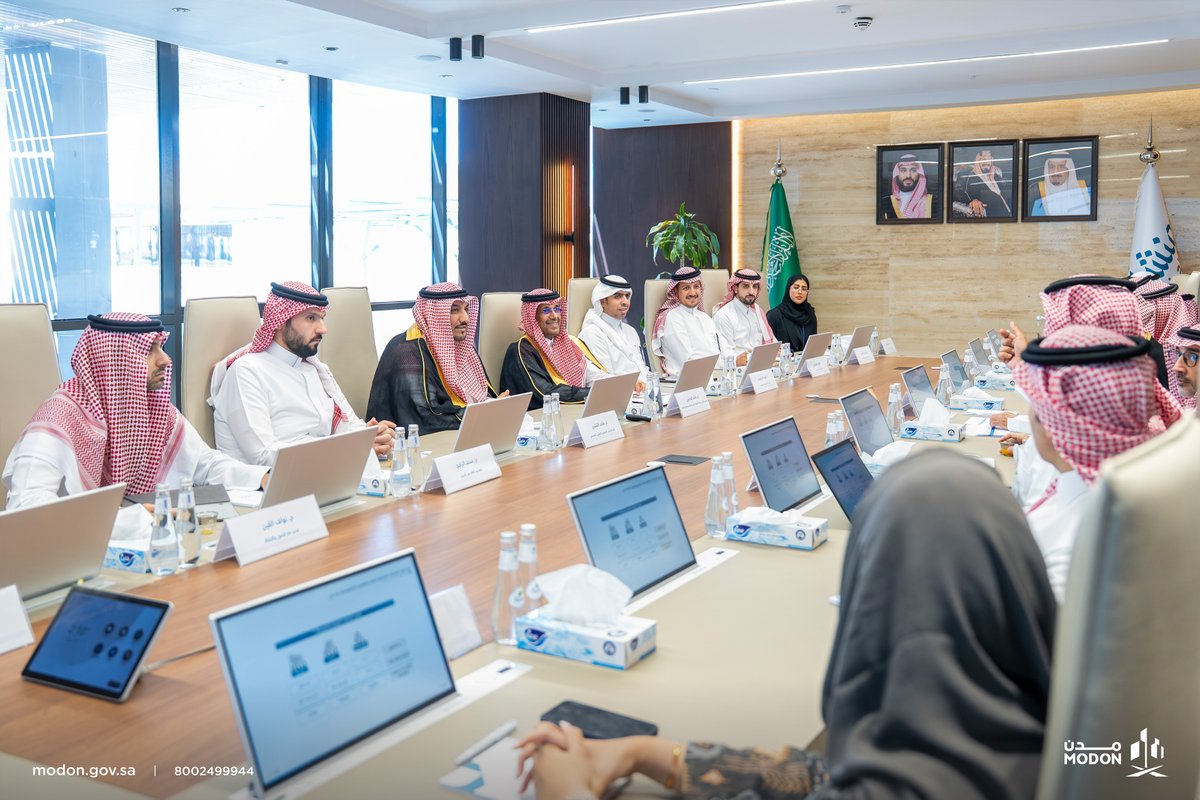 modon_ksa's tweet photo. سعادة الرئيس التنفيذي @M_Alargoubi يزور مقر الهيئة العامة للمنشآت الصغيرة والمتوسطة «منشآت»، وكان في استقباله سعادة محافظ الهيئة @Sami_Alhussaini؛ حيث بحث الجانبان سبل تعزيز التكامل الاستراتيجي وتطوير مسارات التعاون المشتركة؛ دعمًا وتمكينًا لمنظومة ريادة الأعمال الصناعية. https://t.co/o6cCCpoRMG