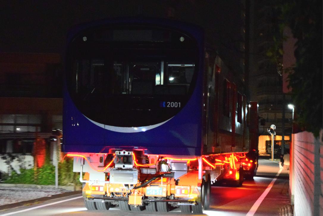 Sho_Train103's tweet photo. 2026.7/1(水)
ことでん2000形2001F陸送

ことでんの待ちに待った新車が香西港から仏生山工場まで陸送されました～！！！

夜だったこともありあまり良い感じに撮影できなかったのが悔やまれます https://t.co/clx60wvUiu