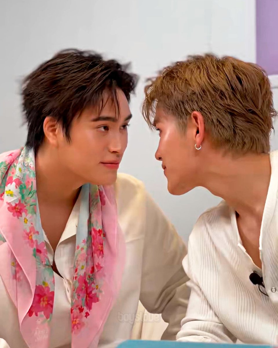 boyslovehub's tweet photo. Gemini couldn’t stop staring at Fourth, so Fourth finally asked him point-blank if he had a crush on him.

Gemini not only said he likes looking at beautiful things, but also said Fourth looks like a Barbie! #KingStellaxGeminiFourthLive https://t.co/3kcH1e5wUu