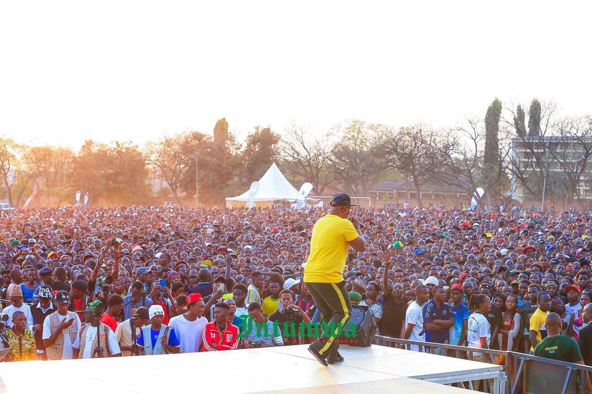 IntumwaNews's tweet photo. Burundi : Umutwenzi Festival, une vitrine pour promouvoir l'image du pays et les talents nationaux.

A la veille de la célébration du 64ème anniversaire de l'indépendance du Burundi, les artistes burundais ont organisé, mardi 30 juin 2026, la première édition d'Umutwenzi Festival sur le terrain de l'ETS Kamenge. Placé sous le haut patronage du Président de la République, cet événement culturel s'est imposé comme une plateforme de valorisation des talents burundais et de promotion de l'image du pays.

Réunissant plus de trente artistes issus de différents horizons:  chanteurs, humoristes, DJs, MCs, groupes de danse traditionnelle, clubs culturels et influenceurs, le festival a pour objectif de célébrer la paix, l'unité et la richesse culturelle du Burundi devant des milliers de spectateurs.

Selon les organisateurs, le nom « Umutwenzi » ("aube", ndlr)  revêt une forte portée symbolique. Il représente le passage de l'obscurité à la lumière, une image qui traduit leur volonté de mettre au grand jour les nombreux talents longtemps restés dans l'ombre. À travers cette initiative, ils souhaitent offrir une scène d'expression aux artistes burundais tout en renforçant la cohésion sociale et le vivre-ensemble.

Les initiateurs du festival estiment que cette manifestation constitue également une occasion de positionner le Burundi parmi les grandes destinations culturelles de la région. Ils ambitionnent d'en faire un rendez-vous annuel capable d'attirer un public toujours plus nombreux et de contribuer au rayonnement de la musique burundaise à l'échelle nationale et internationale.

Les  cérémonies ont été rehaussées par la présence de hautes autorités du pays, notamment le Président de la République Évariste Ndayishimiye,  accompagné de la Première Dame, le Vice-Président de la République, le Premier ministre ainsi que le Secrétaire général du parti au Pouvoir CNDD-FDD, Révérien Ndikuriyo. Leur participation témoigne de l'importance accordée au développement de la culture et à la promotion des artistes burundais.
Dans son mot de remerciement, Le Chef de l'Etat a félicité les artistes Burundais d'avoir organisé cet événement de haut niveau. Il a annoncé que cet événement montre que les Burundais ont déjà compris le rôle de la paix dans le pays. Il a souligné que si les artistes burundais ont pu organiser un événement en commun est un signe éloquent que l'unité règne dans leur diversité.
Il a remercié l'artiste Thomas Nzeyimana (plus connu sous le sobriquet de Mkombozi), initiateur d'Umutwenzi Festival. Il a encouragé ces articles à continuer sur la même lancée. 

Cette première édition d'Umutwenzi Festival est organisée gratuitement et ouverte à tous. Les organisateurs ont également exprimé leur ambition de rassembler au moins 30.000 spectateurs pour ce rendez-vous historique.

Débuté à 14 heures sur le terrain de l'ETS Kamenge, l'Umutwenzi Festival marque ainsi une nouvelle étape dans la promotion de la culture burundaise. Au-delà du spectacle, il se veut un symbole d'unité, de paix et de fierté nationale, tout en offrant une vitrine exceptionnelle aux talents artistiques du Burundi.