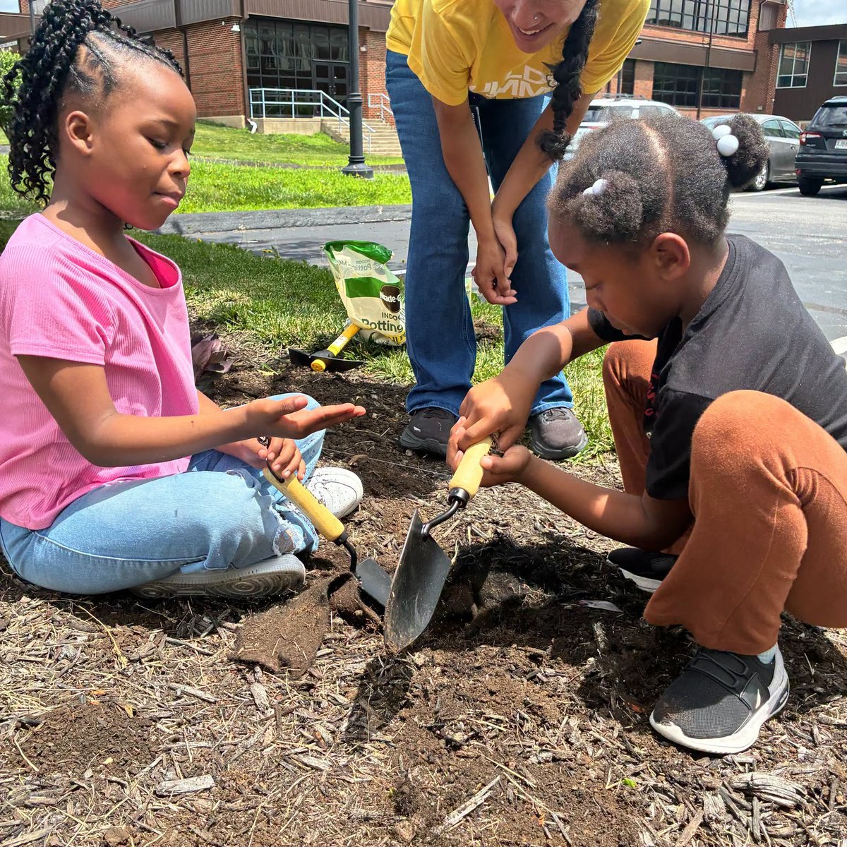OurKidsGKC's tweet photo. Elementary students in @GrandviewCSD4 have kept the learning going this summer through a gardening project! They helped plant flowers, pull weeds, install landscape fabric, and spread mulch while learning about teamwork, responsibility, and caring for their environment. https://t.co/NJJWB8cnxv