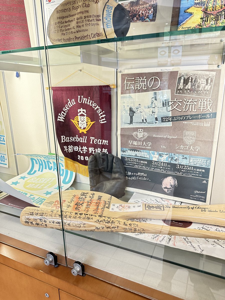 atbiars's tweet photo. シカゴ大学で見かけました。国際交流校なのかな？スクールカラーもエンジで同じですね。キャンパスはここはホグワーツですか？ってなるくらい素敵でした。 https://t.co/8IhnNEmHrL