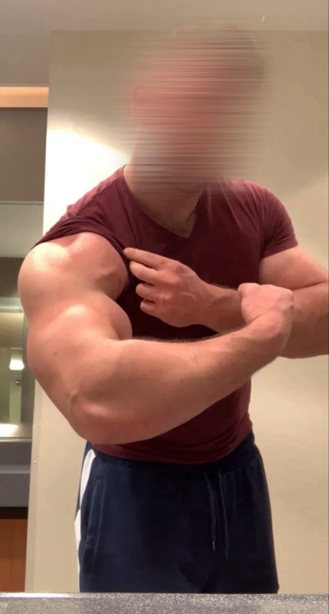 gay2bezbar's tweet photo. Arms about to explode 💥 https://t.co/yriQfovVbF
