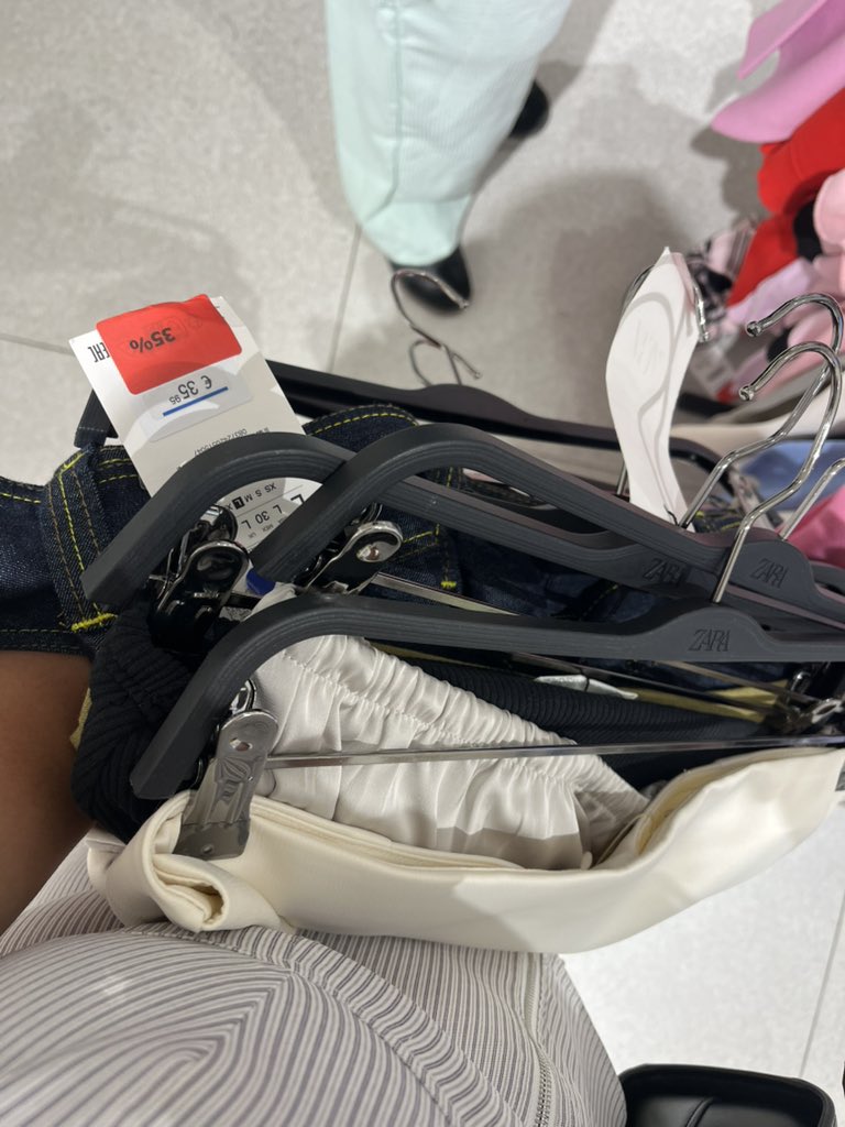 77sbl's tweet photo. les soldes c’est pour me tuer https://t.co/n1fXKUAilz