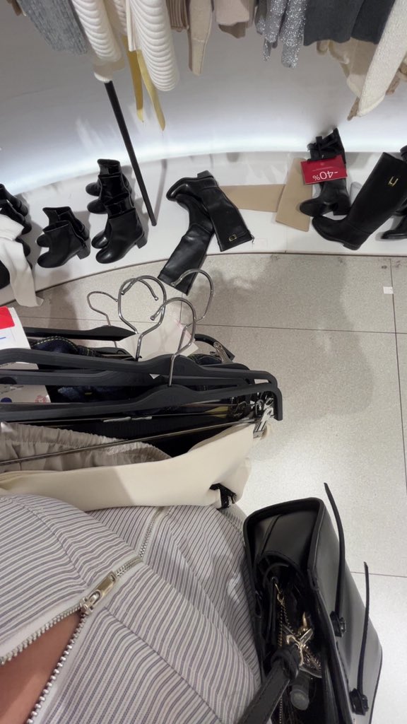 77sbl's tweet photo. les soldes c’est pour me tuer https://t.co/n1fXKUAilz