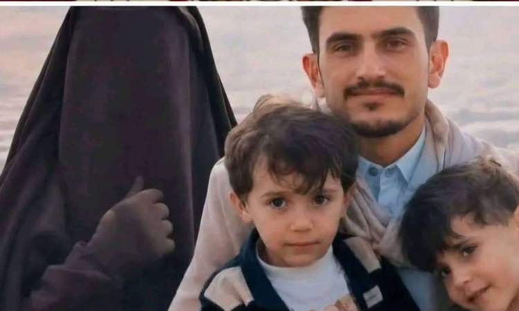 26sepnet's tweet photo. صنعاء.. الجزائية المختصة تصدر أحكاماً بالإعدام بحق 6 مدانين في قضية مقتل "الضبيبي وزوجته"

أصدرت المحكمة المختصة في العاصمة صنعاء، حكماً قضى بالإعدام بحق ستة متهمين أدينوا بجريمة مقتل المواطن هشام حميد الضبيبي وزوجته، وهي القضية التي أثارت صدمة وغضباً واسعاً في الشارع اليمني قبل أشهر.

وقضى منطوق الحكم بإعدام كل من: (محمد أحمد مجلي، مطيع أحمد مجلي، أنور الحضري، ردمان الحضري، أحمد الحضري، وعلي محمد الحضري). كما ألزمت المحكمة المحكوم عليهم بدفع مبلغ 13 مليون ريال يمني كتعويض مالي لأولياء الدم. وفي السياق ذاته، قضت المحكمة ببراءة المتهم "عادل مجلي" من التهم المنسوبة إليه في القضية.

وتعود تفاصيل الواقعة إلى أشهر مضت، حين تعرضت أسرة الضبيبي لإطلاق نار كثيف من قِبل مسلحين أثناء استقلالهم حافلة أجرة في العاصمة صنعاء، مما أسفر عن مقتل الزوج وزوجته على الفور، وهي الجريمة التي تحولت حينها إلى قضية رأي عام حتى أُحيل المتهمون إلى القضاء لينالوا جزاءهم العادل.